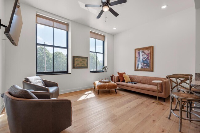 Building Photo - 301 N Mulberry St