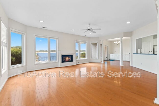 Building Photo - 9468 Bay Front Dr