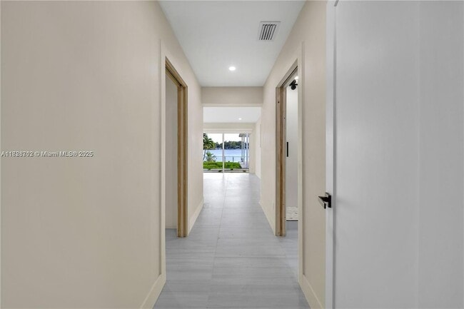 Building Photo - 5020 SW 92nd Ave