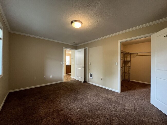Building Photo - Spacious 904 Sq Ft Home in Bethany with Garage Parking, Washer/Dryer & Modern Kitchen Features