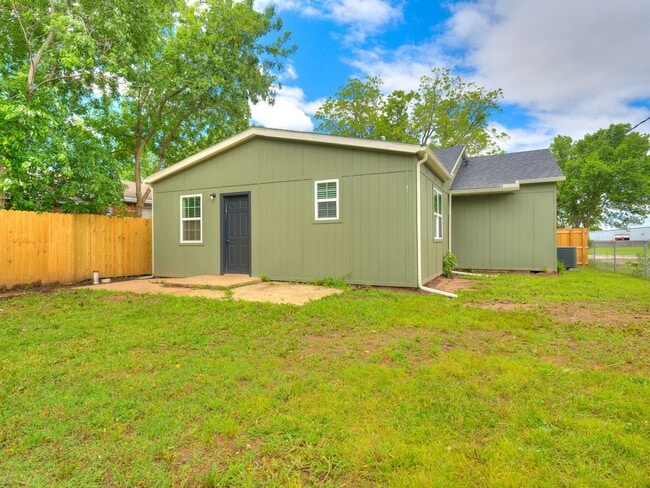 Building Photo - 4 bedroom 2 bath home in Shawnee!