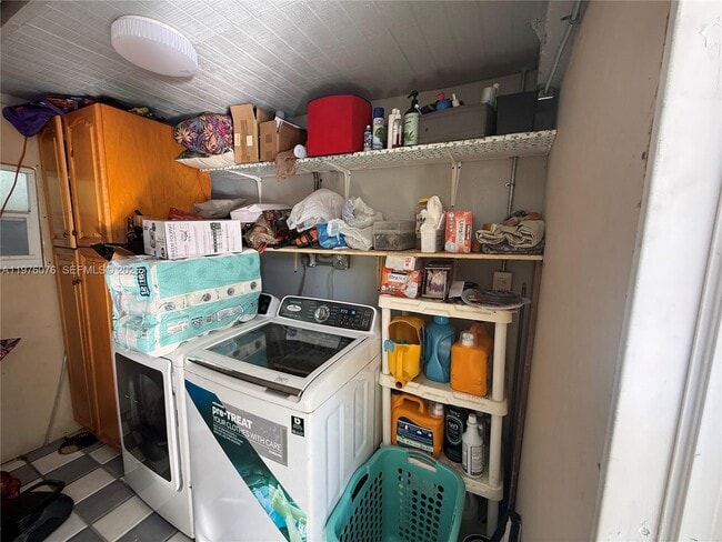 Building Photo - 1350 NE 134th St