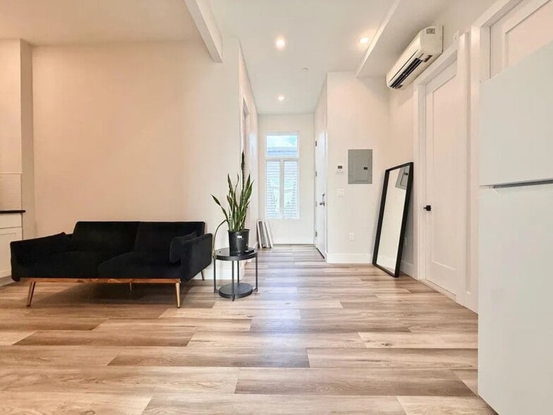 Primary Photo - Furnished room/NOT APARTMENT