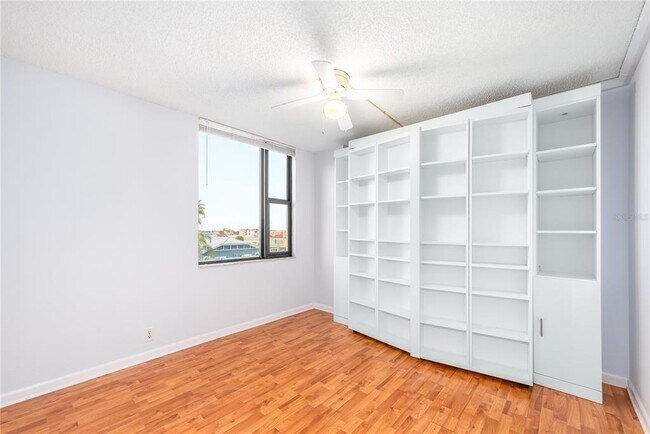 Building Photo - 255 Dolphin Point