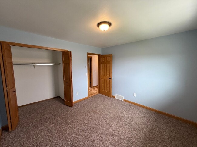 Building Photo - 5 Bed 2 Bath Single Family Home in Marshfield