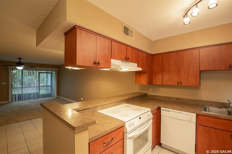 Kitchen area - 4411 SW 34th St