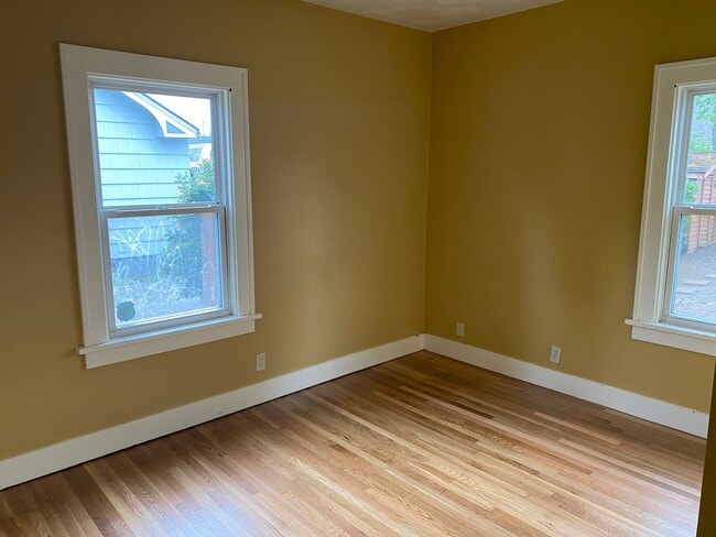 Building Photo - Arbor Lodge Bungalow!