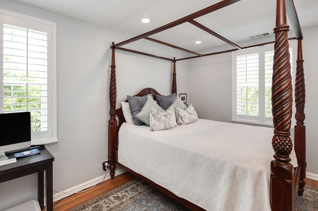 Building Photo - 3281 S Stafford St