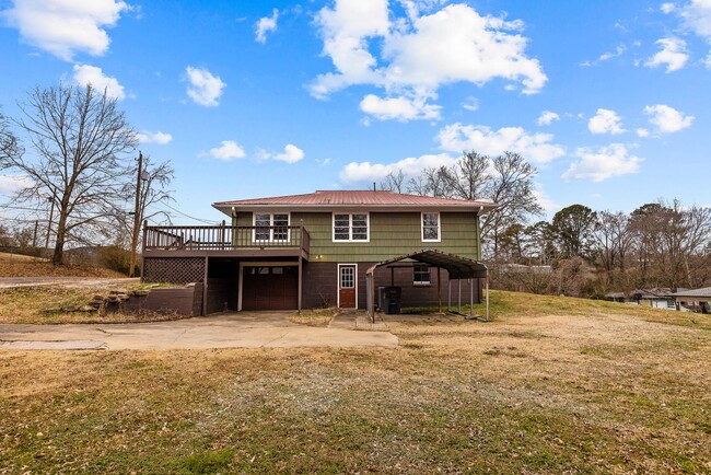 Building Photo - Newly Renovated 4 Bedroom 2 Bath Home Avai...