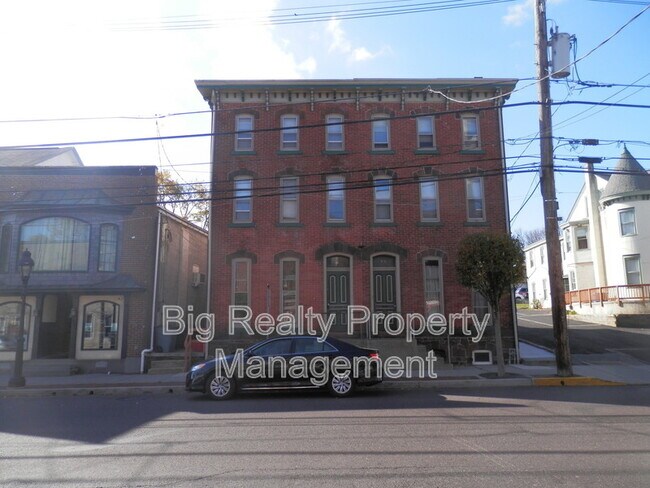 Primary Photo - 70 N Main St