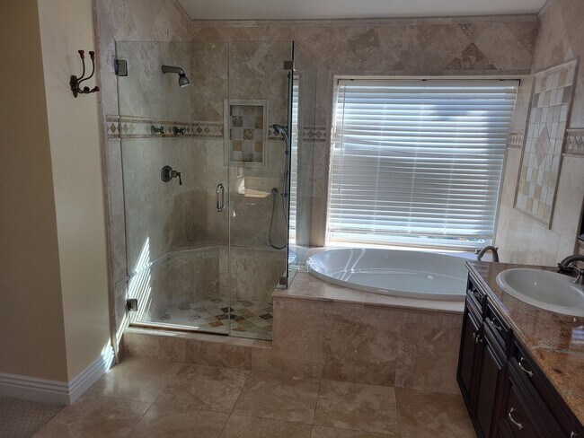 Building Photo - Beautiful Upgraded 6 Bedroom 3 Bathroom Ho...