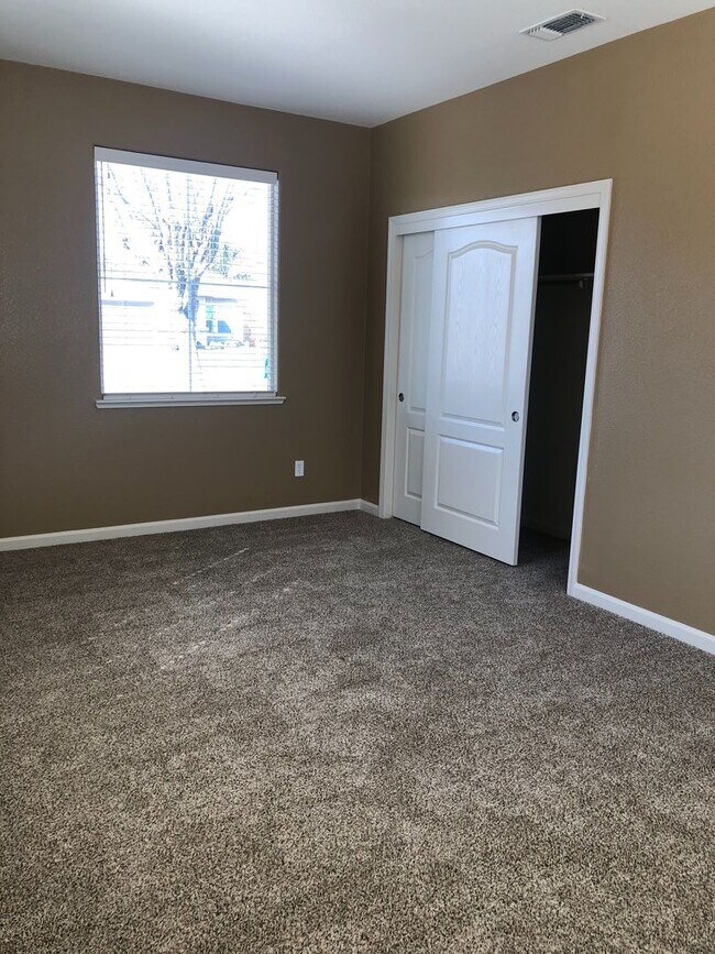 Building Photo - Huge 4 Bedroom + Loft 3 Bath Home for Rent!