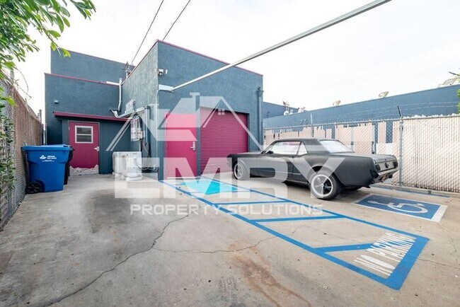 Building Photo - 942 S Gerhart Ave