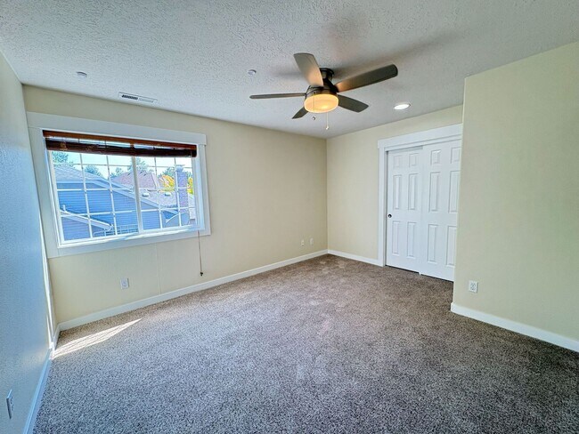Building Photo - 4 Bedroom 2.5 Bathroom Home in NW Salem!