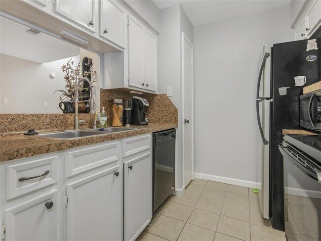 Building Photo - 19 Hideaway Dr