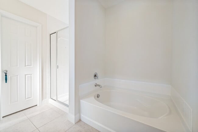 Building Photo - Beautiful Open-Concept Home with Large Backyard