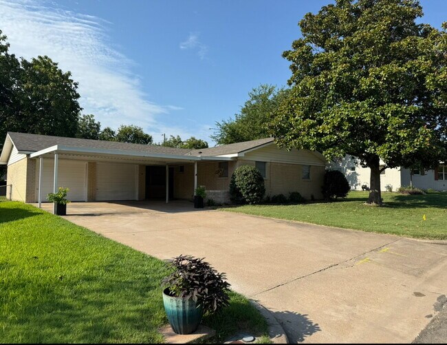 Building Photo - 109 Redbud Cir