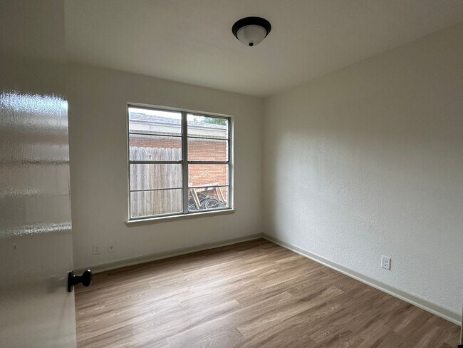 Building Photo - 129 Janin Cir N