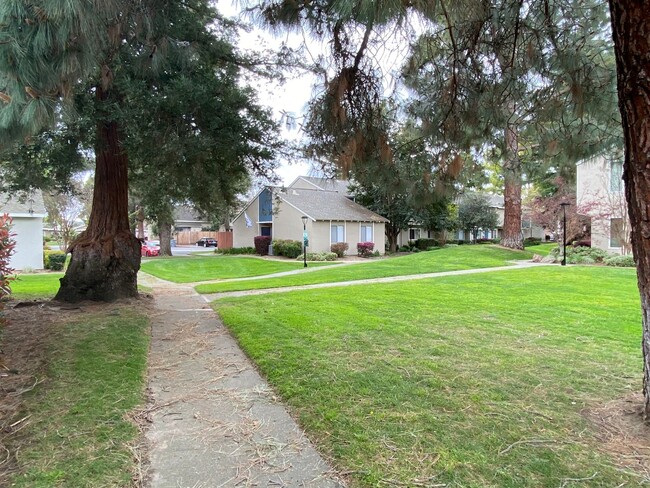 Building Photo - Tastefully Renovated Townhouse Available t...
