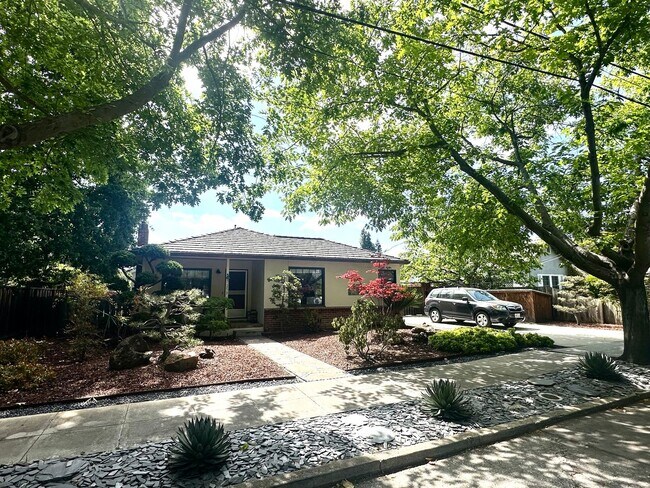 Building Photo - Palo Alto Dream Rental with Backyard Parad...