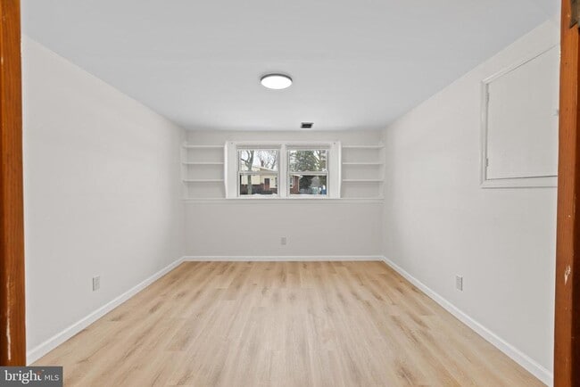 Building Photo - 154 Valleybrook Rd E