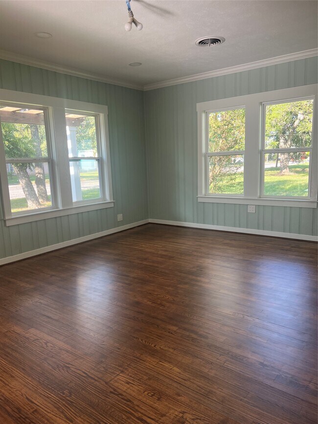 Building Photo - 803 Austin St