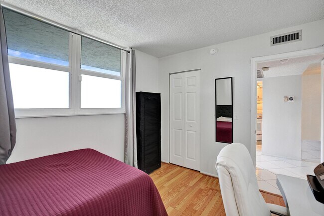 Building Photo - 9480 Poinciana Pl