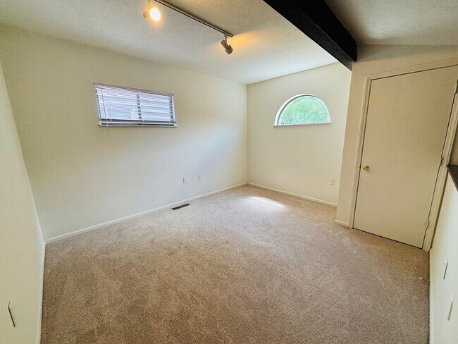 Building Photo - 1 Bedroom 1 Bath  with Loft Condo