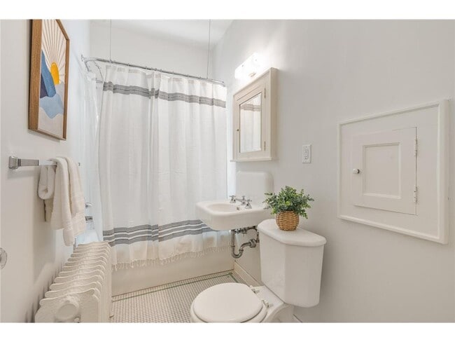 Building Photo - 1621 W 25th St