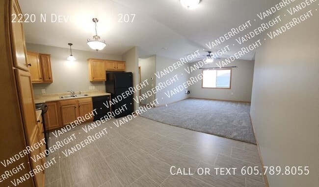 Building Photo - 2220 Devon Ave