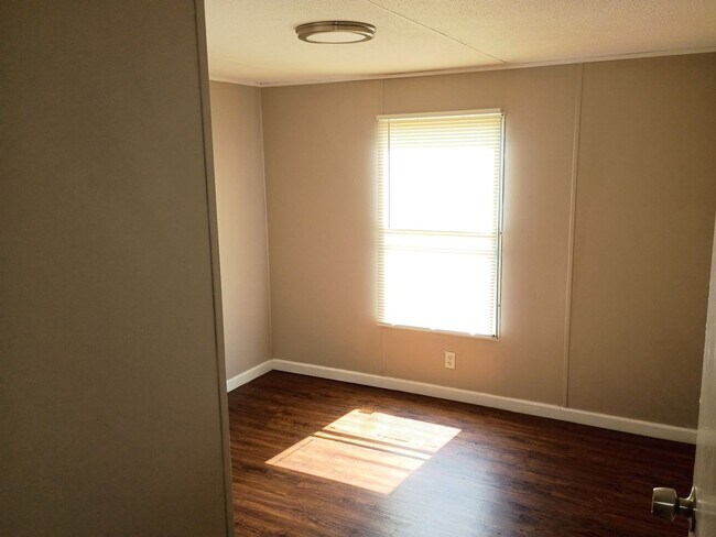 Building Photo - 3 Bedroom/2 Bathroom Home on a Large Lot