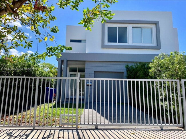 Building Photo - 2852 SW 32nd Ct