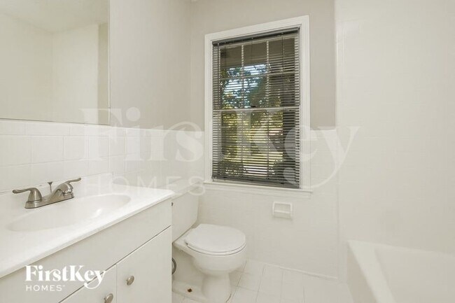 Building Photo - 8065 Huntington Dr