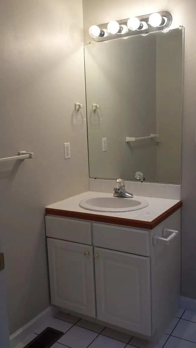 Master Bathroom_1 - 1405 Cain St