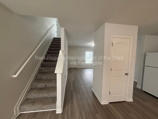 Building Photo - 3904 Vershire Ave