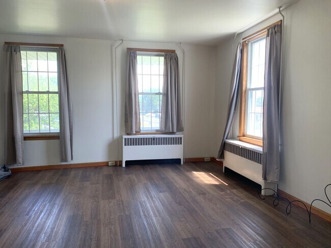 Building Photo - 5065 Buchanan Trail E