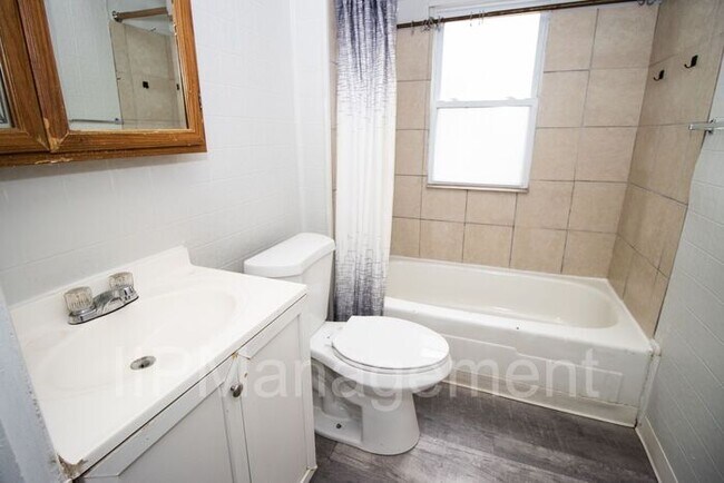 Building Photo - Newly Renovated 2 Bedroom Down Unit in Cle...