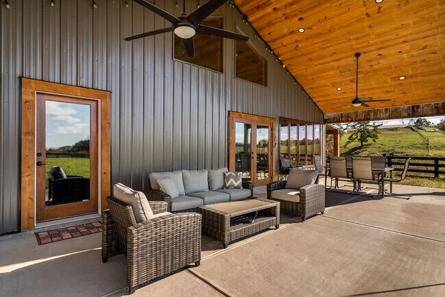 Building Photo - 299 Westview Dr