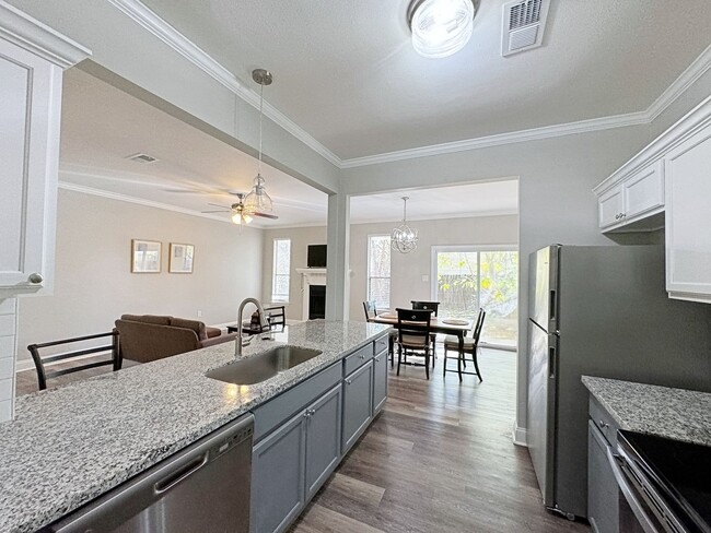Building Photo - 4 Bedroom Furnished or UnFurnished rental