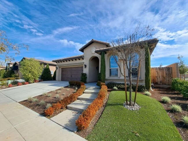 Building Photo - Beautiful 4 Bedroom Home In Clovis!