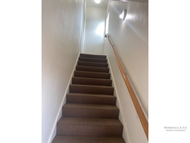 Building Photo - NEW LISTING! QUIET Charm. Upper STUDIO APT...