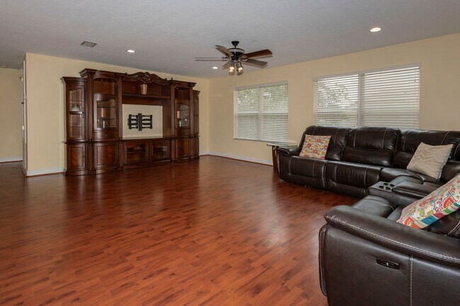 Building Photo - BEAUTIFUL 5 Bedroom/4 Bath Home Located in...
