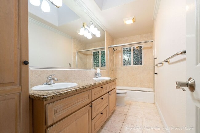 Building Photo - Updated and spacious 3 bedroom house on ov...