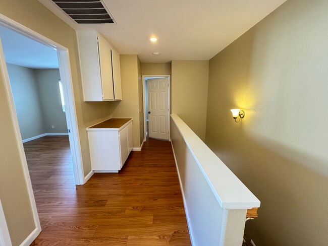 Building Photo - Immaculate 4Bd/2.5Ba Home with New Fridge, AC, Fenced Back Patio in Aliso Viejo!