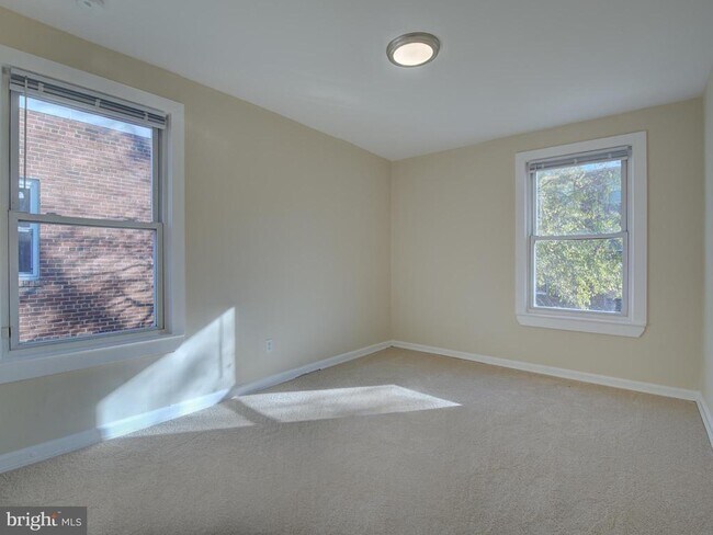 Building Photo - 351 Parkland Pl SE