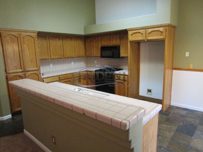 Building Photo - Beautiful Yuba City home on a large lot