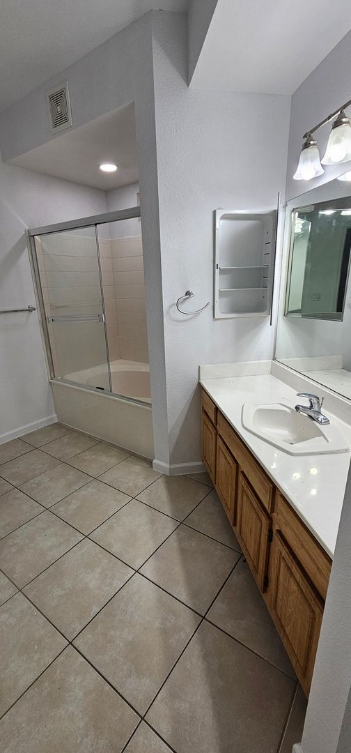 Building Photo - TANAMERA CONDOMINIUMS 1 bed 1 bath 1 car g...