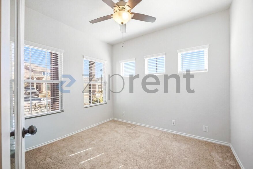 Building Photo - Unit
