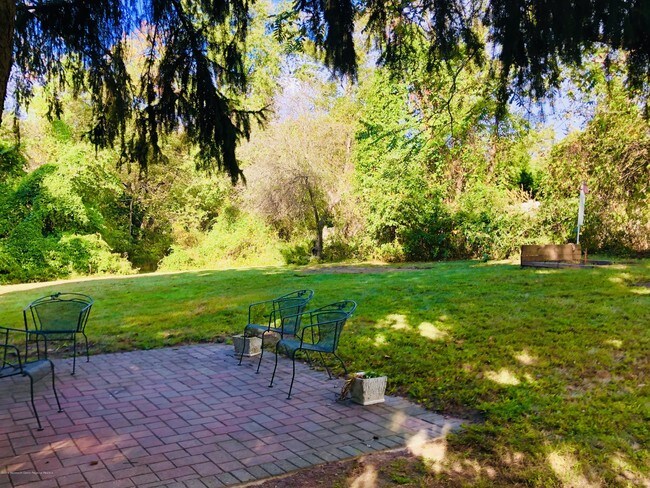 Building Photo - 108 Green Grove Rd