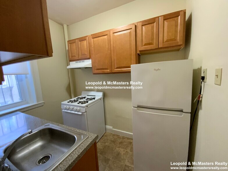 Building Photo - 33 Woodstock Ave